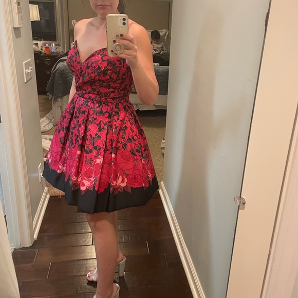 Size 8 Sherrie Hill cocktail dress. Beautiful, structured sweetheart bust. - Picture 1 of 2